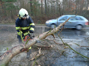 Jihočeský kraj zasáhne silný vítr. Hrozí i rozvodnění řek, varovali meteorologové
