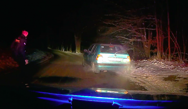 Opilý řidič Felicie způsobil nehodu, poté ujížděl policistům