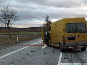 Další tragická nehoda na jihu Čech. V Jindřichově Hradci se střetl osobák s dodávkou