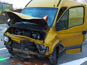 Další tragická nehoda na jihu Čech. V Jindřichově Hradci se střetl osobák s dodávkou