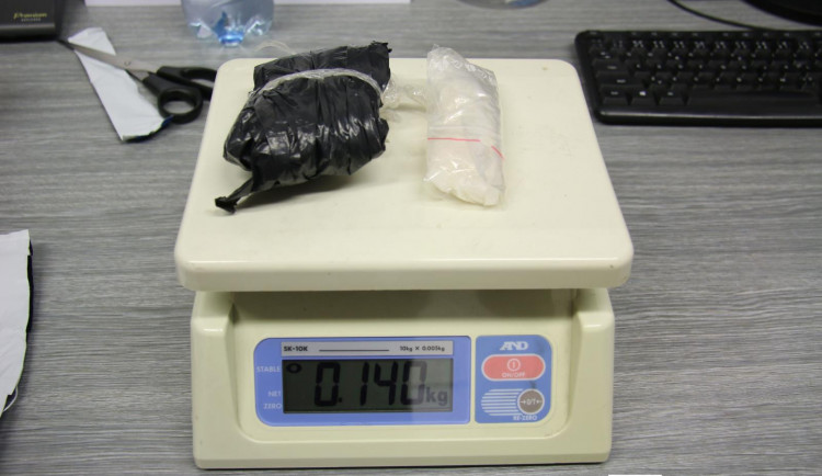 Další úspěšný zásah proti drogovým dealerům. Policie zadržela dvojici, která prodávala pervitin