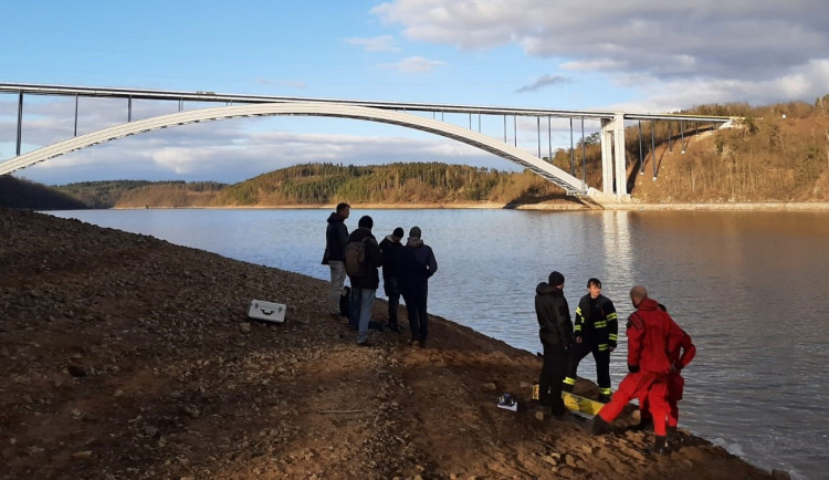 Dvoudenní pátrání pod Žďákovským mostem ukončili až potápěči