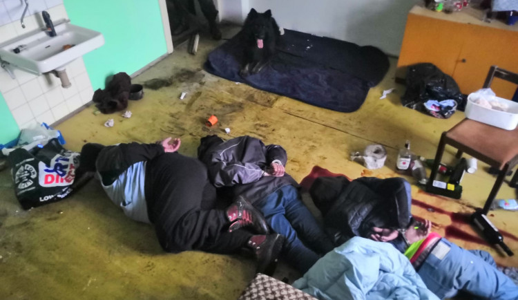 Nakradené zboží a pomočené zdi. Opilé zloděje chytila policie přímo při činu