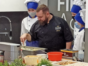 I v době lockdownu je možné se věnovat gastronomii. Žáci i učitelé  Střední školy a Vyšší odborné školy cestovního ruchu využívají všechny možnosti k výuce