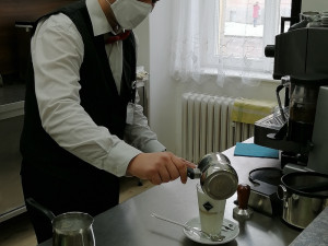 I v době lockdownu je možné se věnovat gastronomii. Žáci i učitelé  Střední školy a Vyšší odborné školy cestovního ruchu využívají všechny možnosti k výuce
