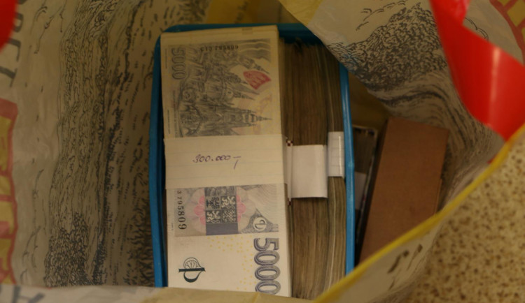 Zloděj ukradl z domu několik milionů korun. Policie pachatele během hodin dopadla