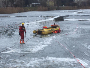 Záchrana tonoucího je vypjatá situace, důležité je nepanikařit, říkají hasiči