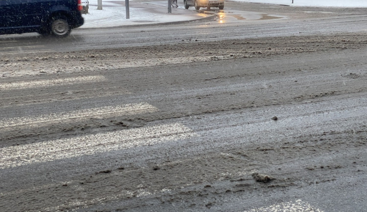 Na jihočeských silnicích je rozbředlý sníh. Některé vlaky nejedou