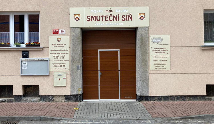 Smuteční síň nemusí být chladná a neosobní, v menším prostoru se člověk necítí tak osaměle, říká majitel budějcké pohřební služby