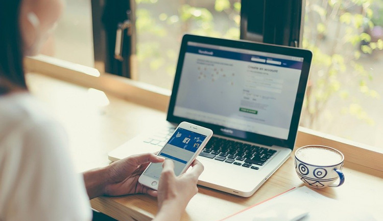 Facebook oznámil, že začíná mazat nepravdy o všech vakcínách