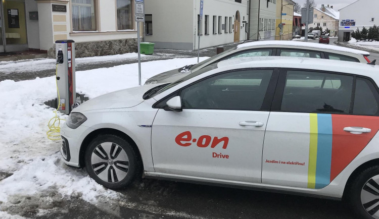 E.ON spustil dobíjecí stanici pro elektromobily ve Volarech