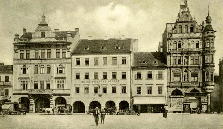 Východní strana náměstí, malý dům před rokem 1908.