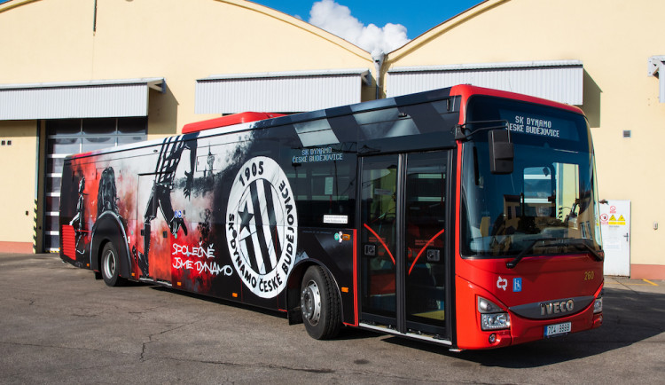 Dopravu ve městě zdobí dynamácký autobus