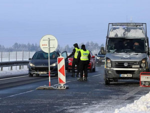 Ve Strážném nepouští německá policie do země žádná auta