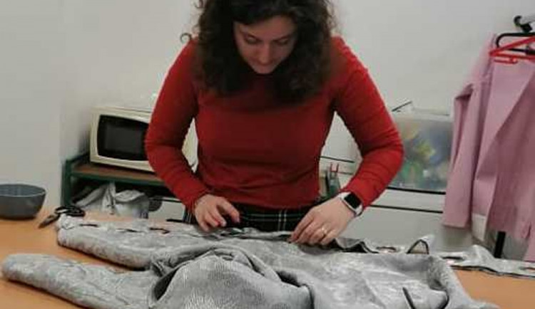 Učitelé z Kateřinek šijí stovky prostěradel pro podolská nedonošeňátka