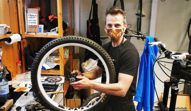 Kvůli koronaviru hrozí letos nedostatek kol i elektrokol. S jejich koupí by lidé neměli otálet, hlásí největší jihočeský prodejce