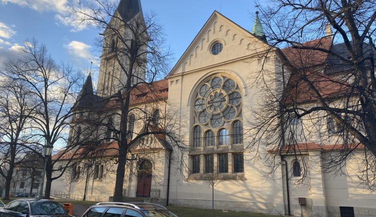 Zvony v kostele sv. Jana Nepomuckého bijí častěji. Vyzývají ke společné modlitbě