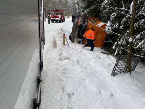 Převrácený sypač zaměstnal hasiče. Na kola ho musela dostat těžká technika