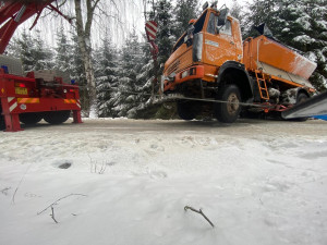 Převrácený sypač zaměstnal hasiče. Na kola ho musela dostat těžká technika