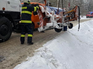 Převrácený sypač zaměstnal hasiče. Na kola ho musela dostat těžká technika