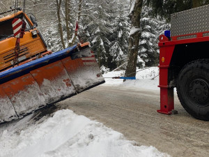 Převrácený sypač zaměstnal hasiče. Na kola ho musela dostat těžká technika