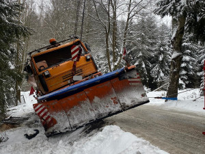 Převrácený sypač zaměstnal hasiče. Na kola ho musela dostat těžká technika
