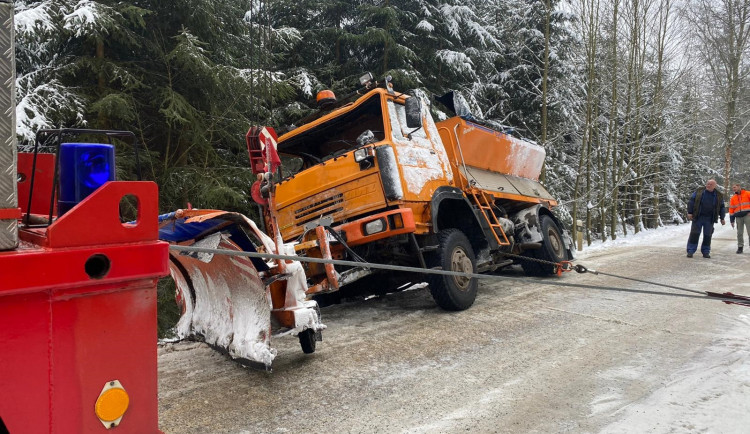 Převrácený sypač zaměstnal hasiče. Na kola ho musela dostat těžká technika