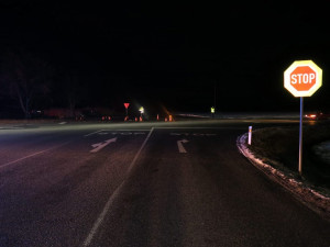 Mladík nedal přednost na křižovatce a narazil do SUV. Řidič z něj utrpěl těžká zranění