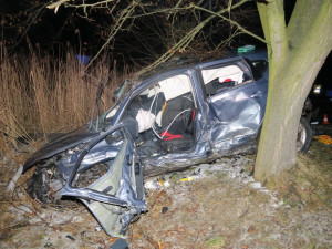 Mladík nedal přednost na křižovatce a narazil do SUV. Řidič z něj utrpěl těžká zranění