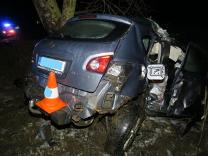 Mladík nedal přednost na křižovatce a narazil do SUV. Řidič z něj utrpěl těžká zranění