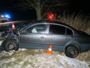 Mladík nedal přednost na křižovatce a narazil do SUV. Řidič z něj utrpěl těžká zranění