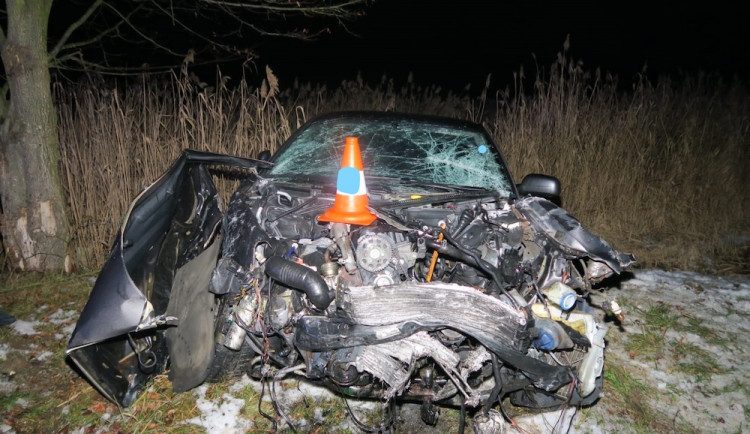 Mladík nedal přednost na křižovatce a narazil do SUV. Řidič z něj utrpěl těžká zranění