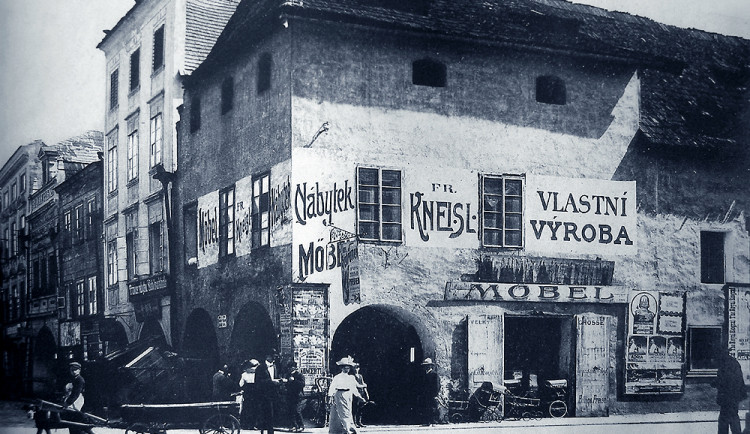 Obchod nábytkem Františka Kneisla na rohu Kanovnické a Kněžské za c. k.