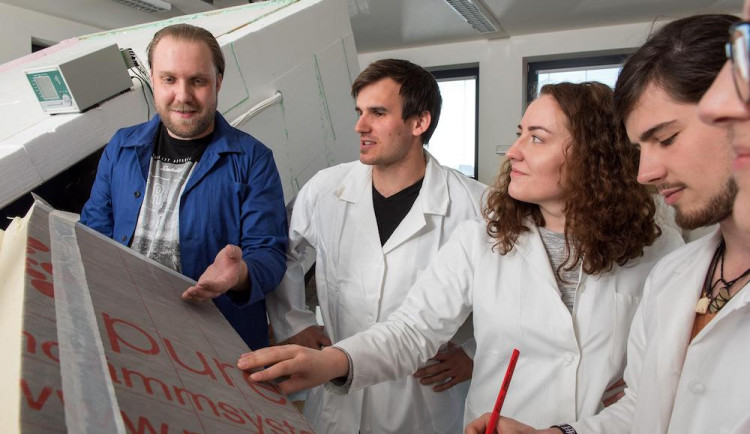 Mezigenerační projekt řeší, jak propojit mladé a starší stavbaře