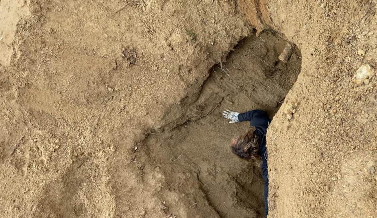 Policejní psovod dopadl kopáče vltavínů přímo při činu