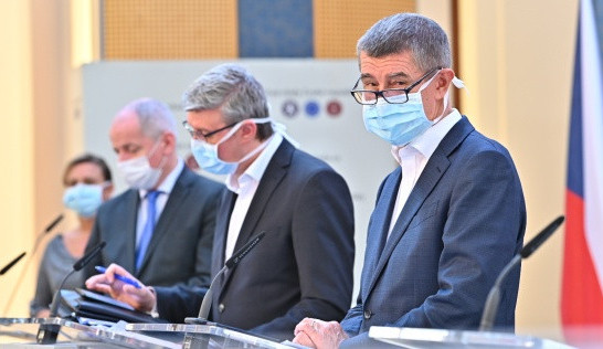 Babiš zpochybnil návrat do škol, chce zrušit tendr na testy