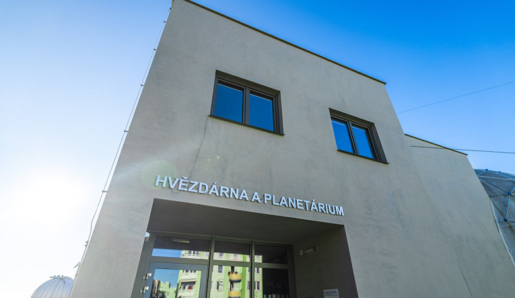 Pracovníci jindřichohradecké hvězdárny a planetária komunikují s veřejností prostřednictvím naučných videí