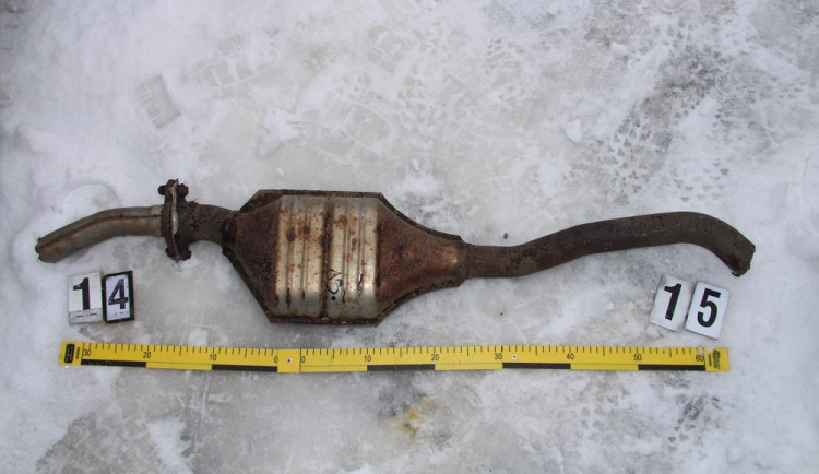 Zloději se zaměřili na krádež katalyzátorů. Jeden policisté zajistili a hledají majitele