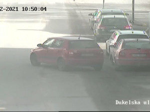 Špatně zabrzděné auto vjelo do silnice. Kuriózní situace se obešla bez újmy na zdraví i majetku