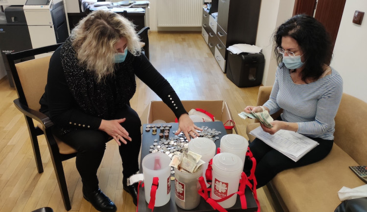 Sčítání pokladniček v rouškách, MÚ Trhové Sviny, foto: archiv Diecézní charity Č. Budějovice