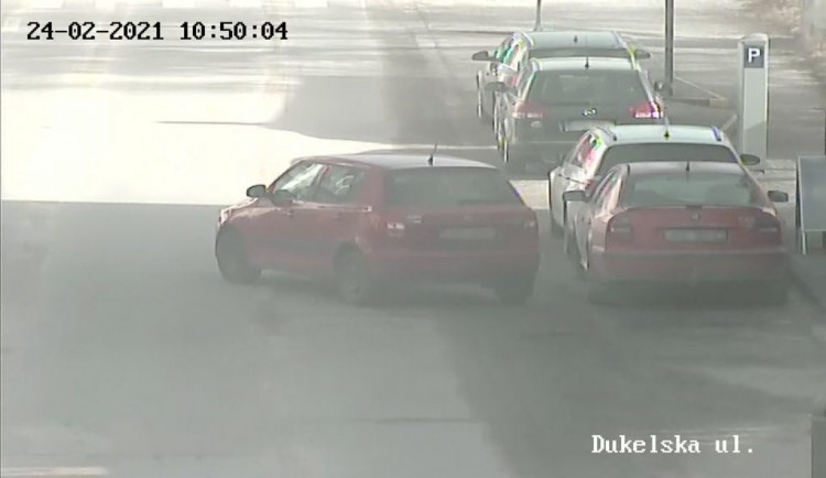 Špatně zabrzděné auto vjelo do silnice. Kuriózní situace se obešla bez újmy na zdraví i majetku.