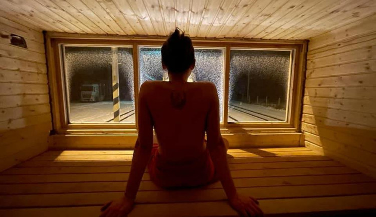 Dobrovolníci vytvořili speciální železniční saunový vagon. Jezdit by mohl kolem Prahy