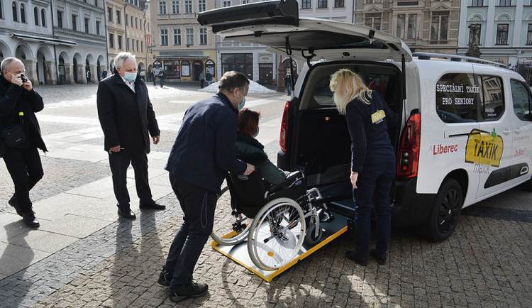 K lékaři i na úřady doveze seniory a invalidy Taxík Maxík v novém voze