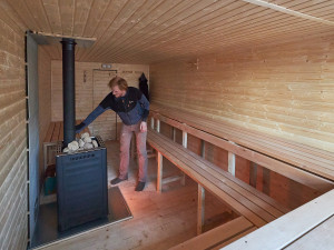 Dobrovolníci vytvořili speciální železniční saunový vagon. Jezdit by mohl kolem Prahy