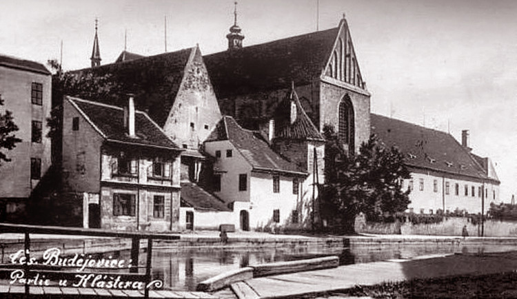 Panorama města od západu s domem č. 5.