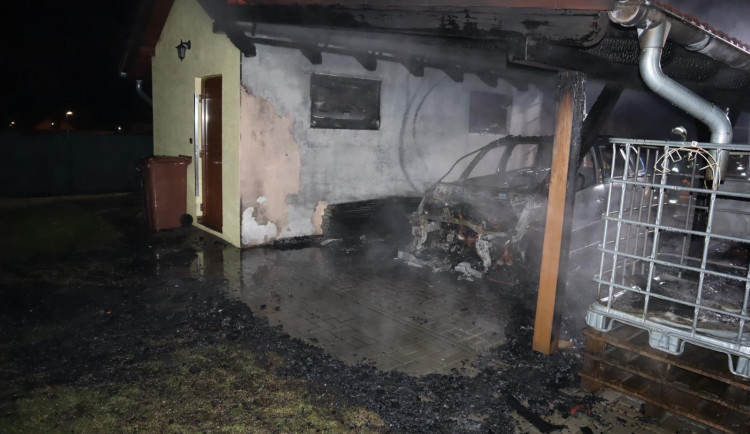 Od hořícího automobilu vzplála garáž. Škoda jde do stovek tisíc korun.