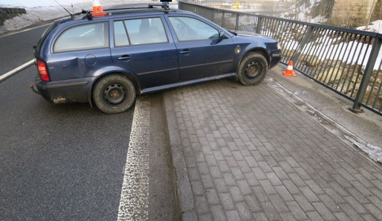 Dostal smyk a před pádem do řeky ho zachránilo zábradlí