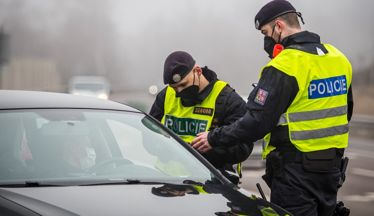 Žádné dlouhé zdržování ani fronty. Kontroly na hranicích okresů probíhají klidně