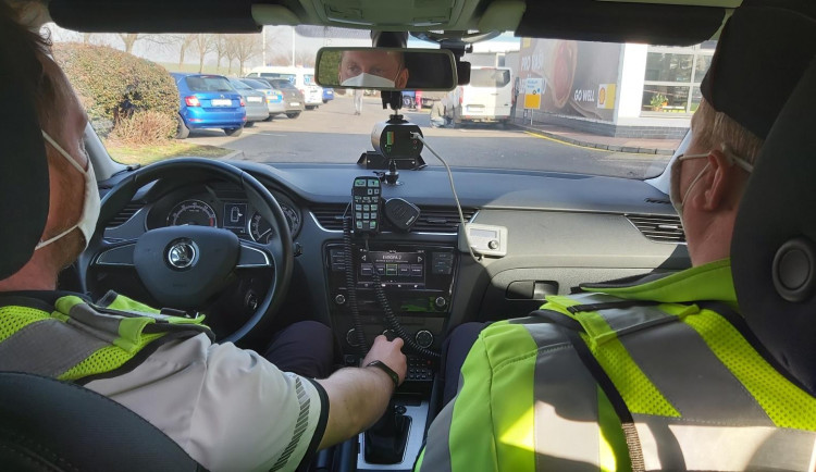 Na dálnici už jen s elektronickou známkou. Ty staré nezapomeňte odstranit, hrozí vám pokuta