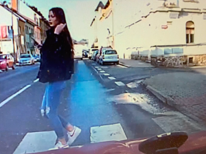 Nebezpečný manévr zachytila palubní kamera. Předjíždějící řidič málem smetl přecházející dívku